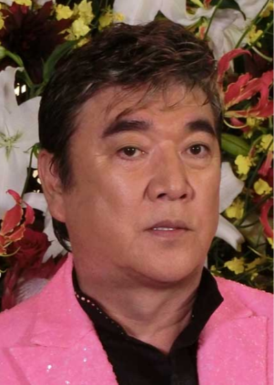 日本资深男歌手小金沢升司酒驾撞车当场被捕