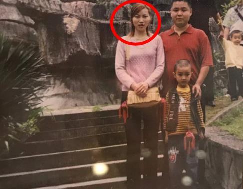 王俊凯妈妈20岁照片首公开颜值超高神似赫本这气质不出道可惜了