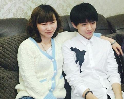 王俊凯妈妈20岁照片首公开,颜值超高神似赫本,这气质不出道可惜了