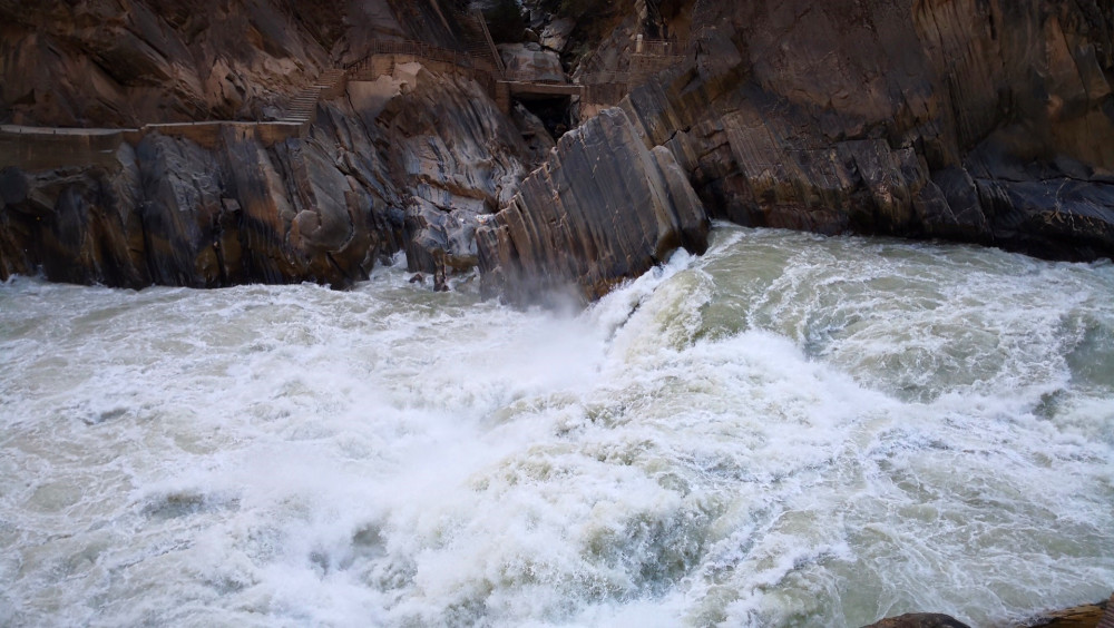汹涌震撼虎跳峡