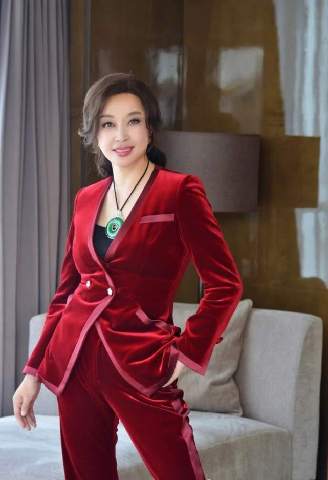 刘晓庆2020年11月,谢导已经离世12年了,刘晓庆依然对他怀有感恩之心.