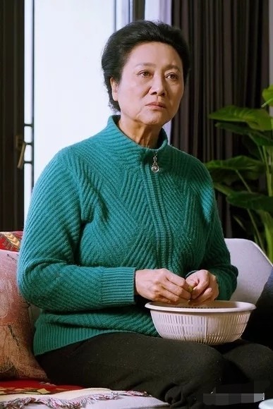 老戏骨王丽云我就爱逛地摊货买衣服还喜欢讲价