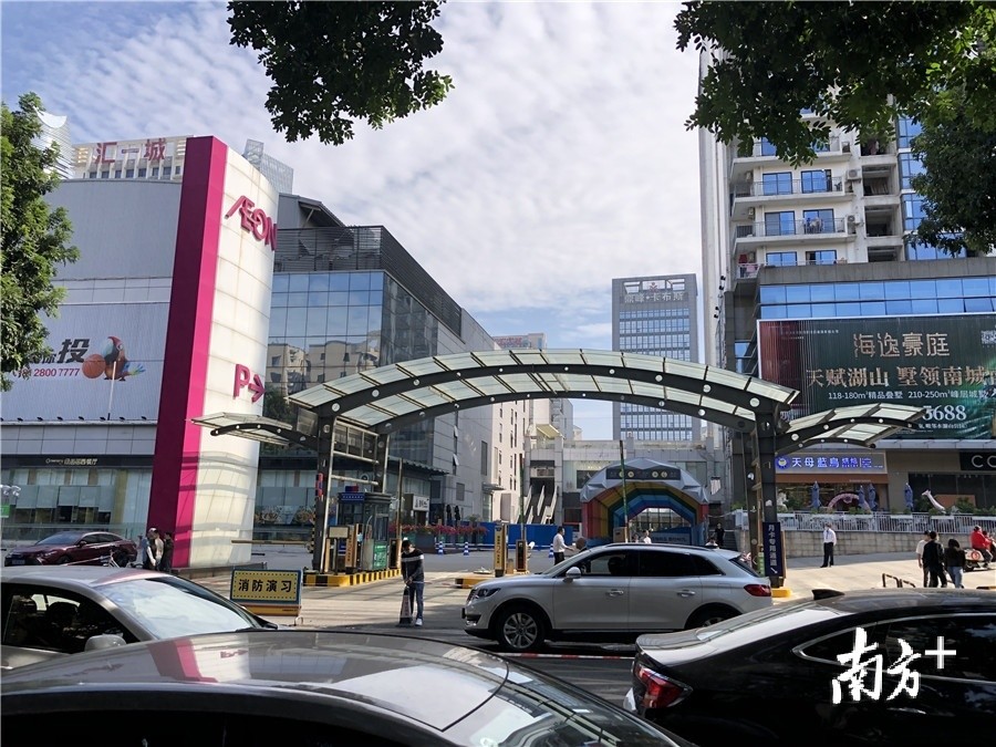 直击现场东莞南城汇一城商场发生火灾通报来了