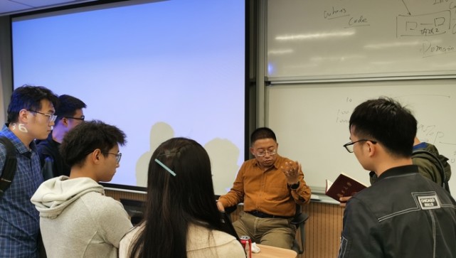 和肖战粉丝对线的教授沈逸，说自己从来不讨好年轻人_腾讯新闻