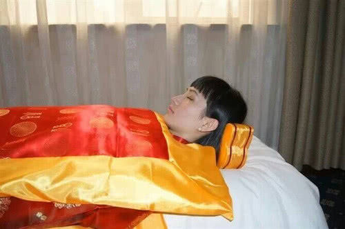 去世后,为何必须穿寿衣?其实这是科学,也是为了后代好