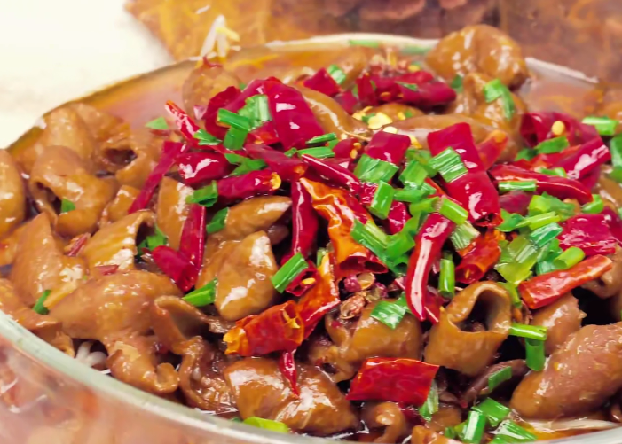 红油肥肠这样做才好吃,鲜香麻辣,软嫩入味,简单营养的肉食菜肴