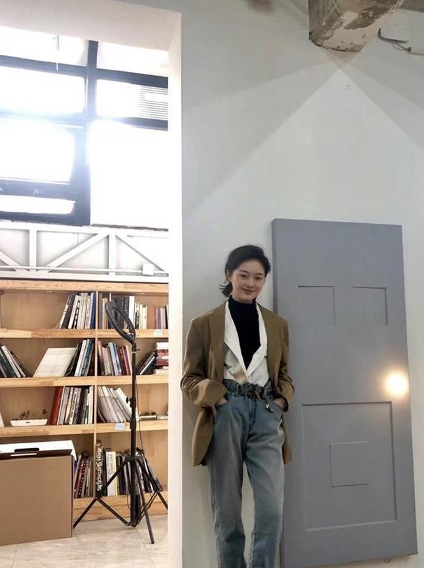 "网红鼻祖"晚晚颜值抗打,自建私人美术馆,穿衣打扮更具艺术性
