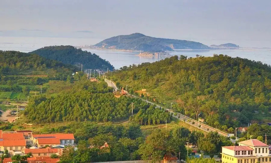 "感恩英雄,致敬烈士"——记青岛市红岛街道西大洋十七烈士墓_腾讯新闻