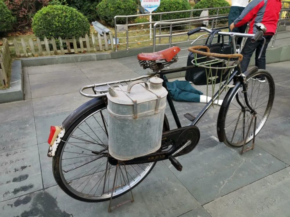 自行车,录音机组成的"三转一响",曾是上世纪六,七十年代中国家庭最