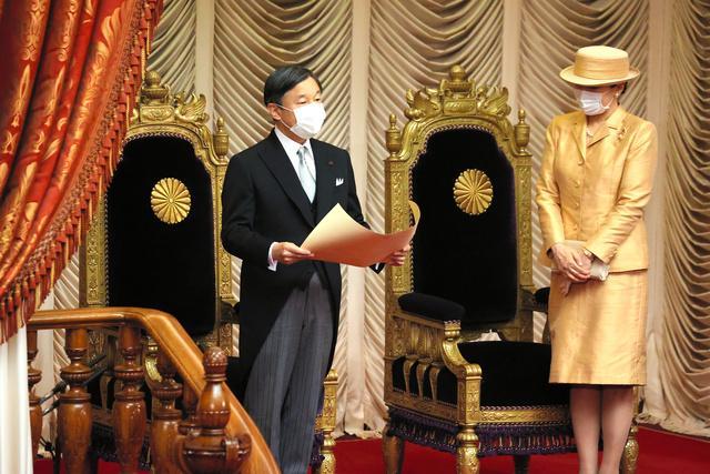 日本德仁天皇出席仪式56岁雅子皇后金色套装裙优雅小腿比侄女真子还细