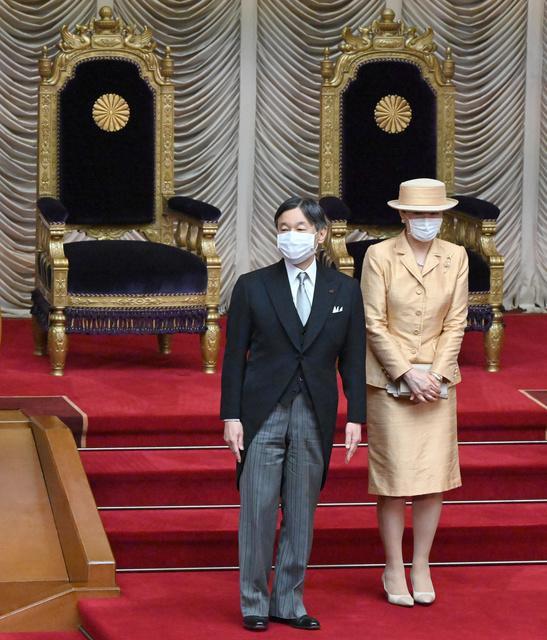 日本德仁天皇出席仪式,56岁雅子皇后金色套装裙优雅,小腿比侄女真子还