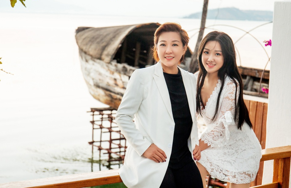 李静晒老公视角与女儿合照,17岁沐尔身高超过她,母女似姐妹花