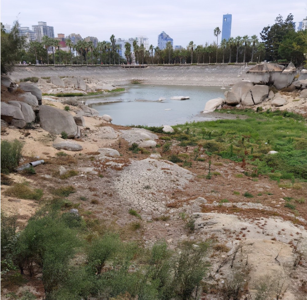 南方乾旱加劇,福建水庫乾涸地表清晰可見,網友:雨都跑北方去了