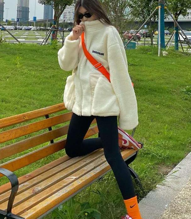 入秋火了一种神仙穿法叫裤子塞进袜子里既保暖还显腿细