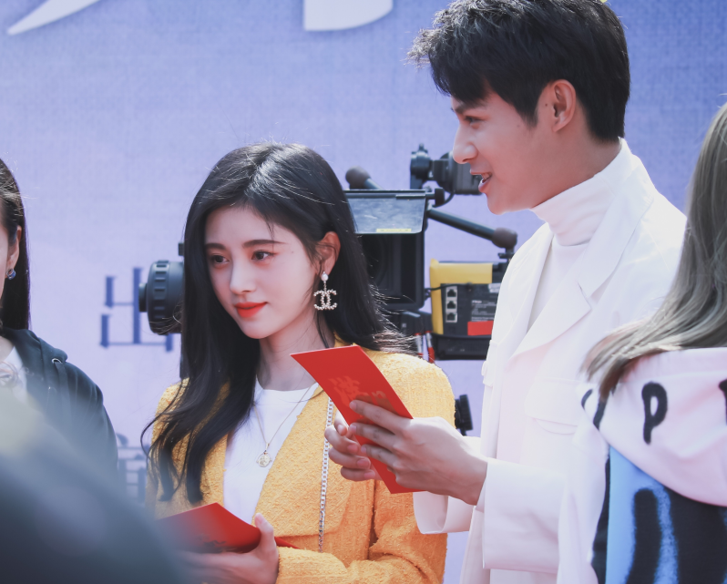 满月之下请相爱开机鞠婧祎路透好养眼郑业成也太帅了吧