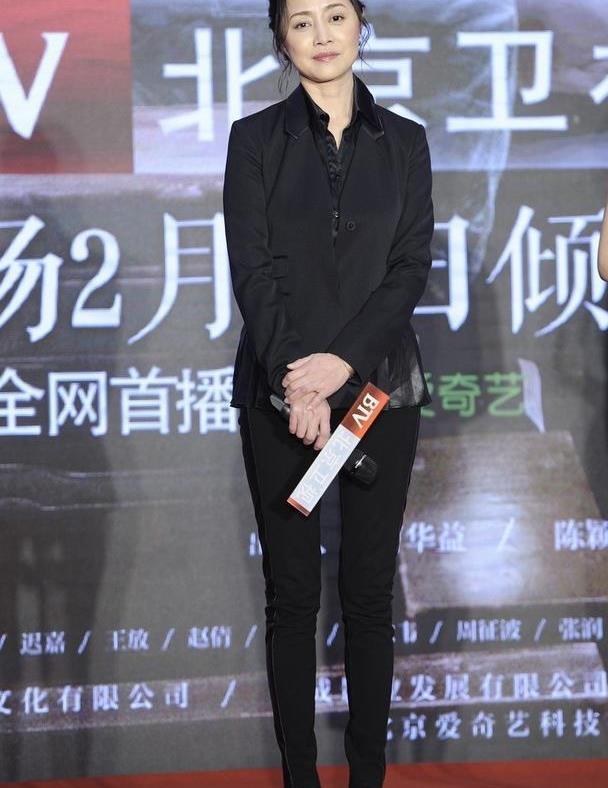 刘蓓硬是把自己穿老了一身黑还搭芭比粉鞋扮嫩结果却像个大妈