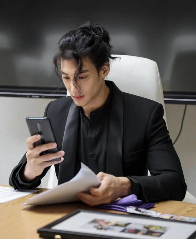 绑起长发戴上帽子后,又像极了金秀贤.