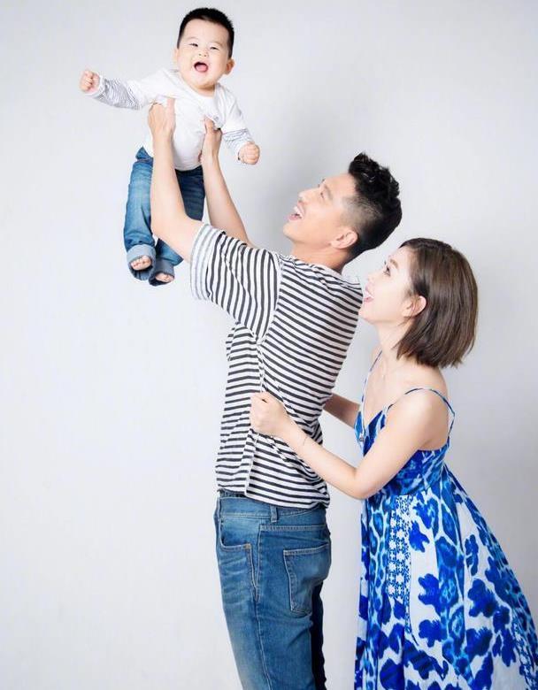 李小萌才是人生赢家,穿印花裙一家三口同框,和王雷秀恩爱太甜了_腾讯