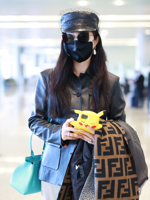 39岁范冰冰现身,皮衣配蕾丝皮帽超潇洒,戴镶珍珠口罩长腿吸睛