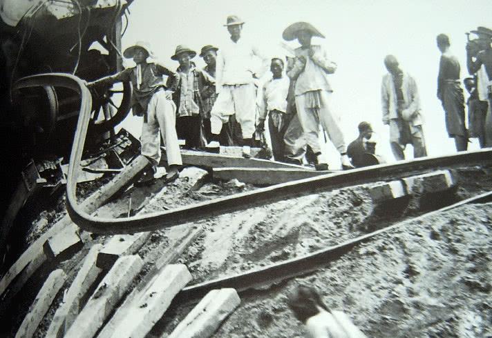 清朝老照片 图一是百年前的车祸现场 图五是清朝学生考试的房子 腾讯新闻