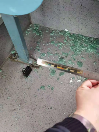 青岛一公交车上,女乘客拿起安全锤砸向车玻璃!跟警察走一趟吧