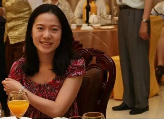 98岁杨振宁携妻子亮相,结婚16年甜蜜如初,44岁翁帆略显发福