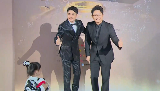 保剑锋和涂松岩一起出场,两人都是黑色西装,只不过涂松岩是哑光黑色