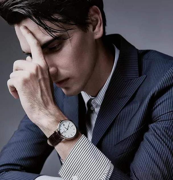 男人手表带左手好还是戴右手好别再带错让人嘲笑学会不吃亏