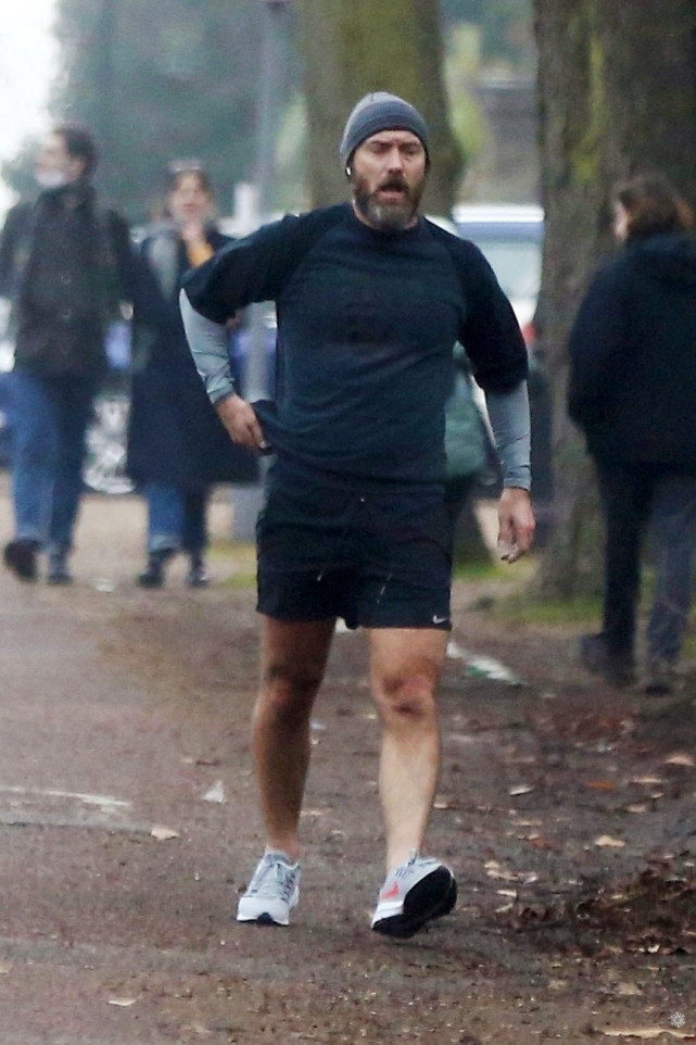 48岁裘花裘德洛出门晨跑在家宅出大肚腩终于开始锻炼了