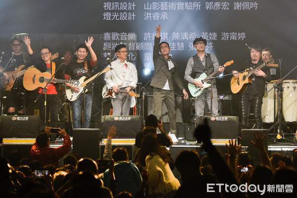 黄国伦大方认唱到破音戴佩妮惊喜现身喊爸爸 腾讯新闻