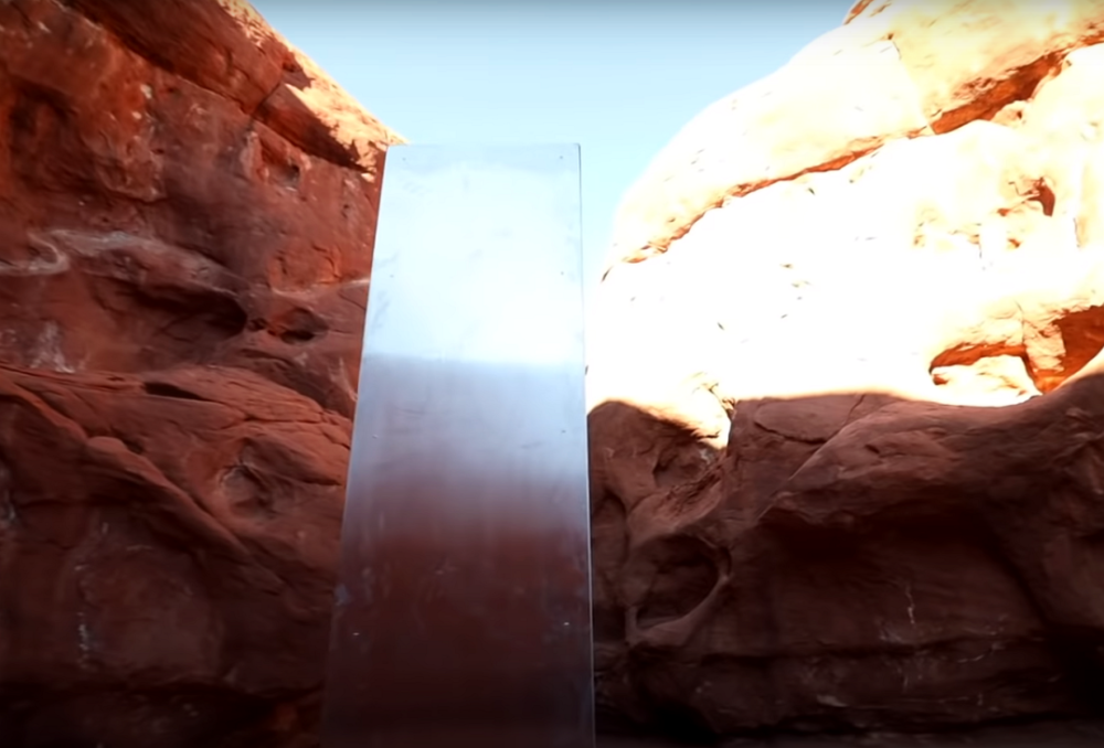 但奇怪的是,美国犹他州偏僻沙漠中突然出现的神秘金属"巨石",昨天又