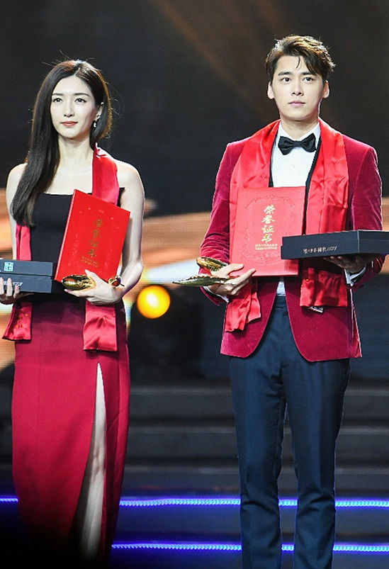 江疏影李易峰红黑配领好演员奖张若昀获网剧组优秀男演员