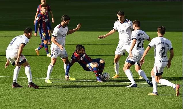 致敬球王格子落叶球看傻众人梅西上帝之手致敬马拉多纳