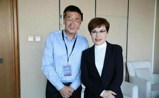 59岁央视主播李瑞英近照曝光妆容精致不敢认染金发太时髦