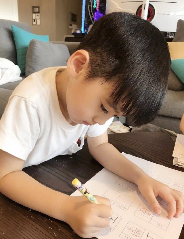 林志颖晒4岁双胞胎儿子学汉字 双子星写复杂的繁体字 字迹工整 腾讯网