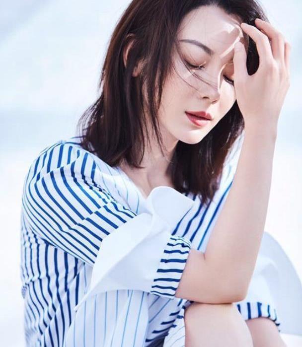 陈数初春造型太少女!穿白色条纹衬衫搭牛仔裤,满脸都是胶原蛋白