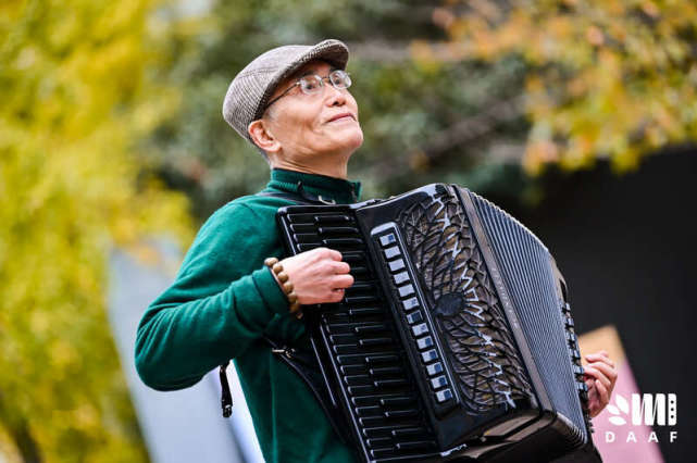 在家门口拉起手风琴,秋叶飞扬生活节明年再会