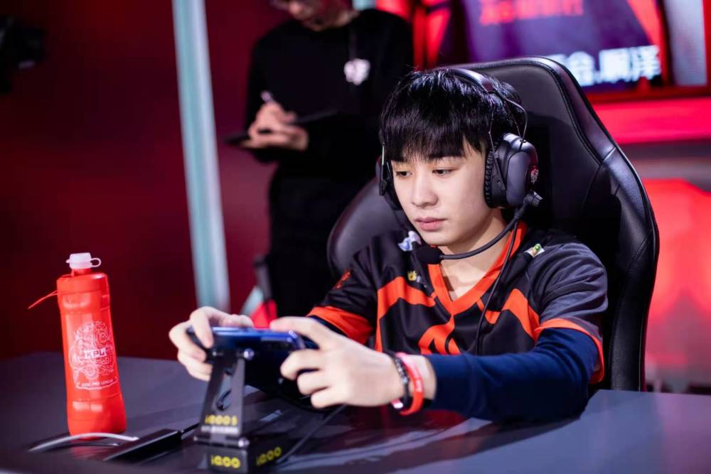 ag6.6坦言连训练赛都没跟,季后赛不会再上场,或效仿老帅退位让贤!