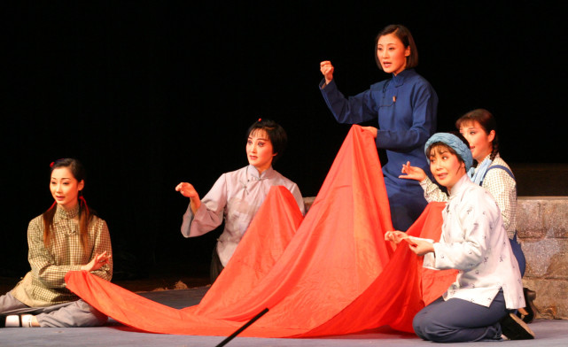 里的"洋车舞",《华子良》里的"箩筐舞",《江姐》里的"绣红旗"……近年