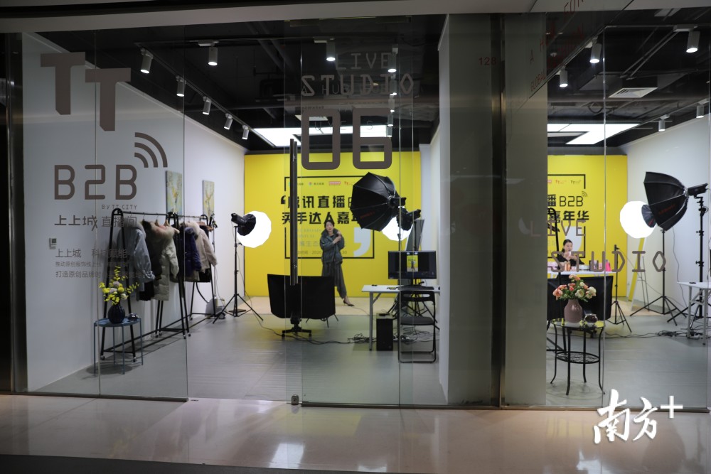 腾讯淘宝抖音直播基地落地上上城南油崛起时尚新地标