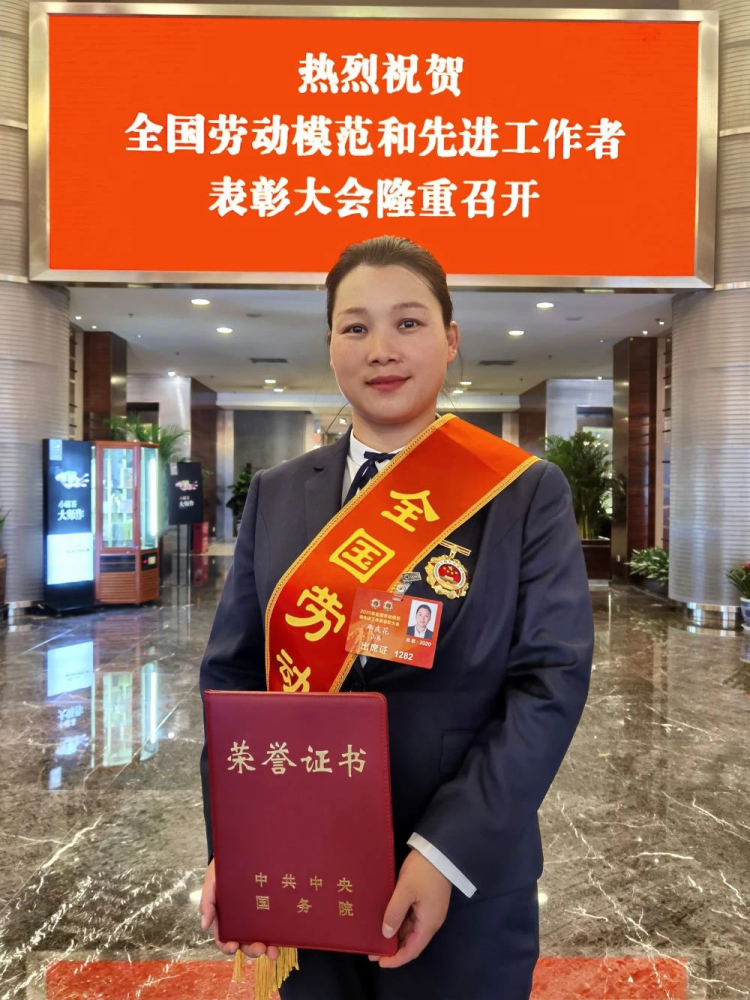 无数次徘徊生死边缘,他靠开网店"站"了起来,如今获国家表彰