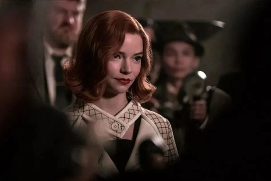 《女王的棋局》中,大女主迷人的气质离不开精致的穿搭!_腾讯新闻