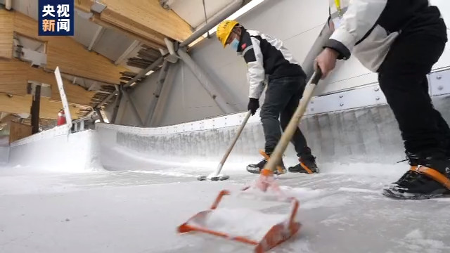 冰刀落在冰面上来回刮动,雪渣哗哗落下,常打在脸上身上.