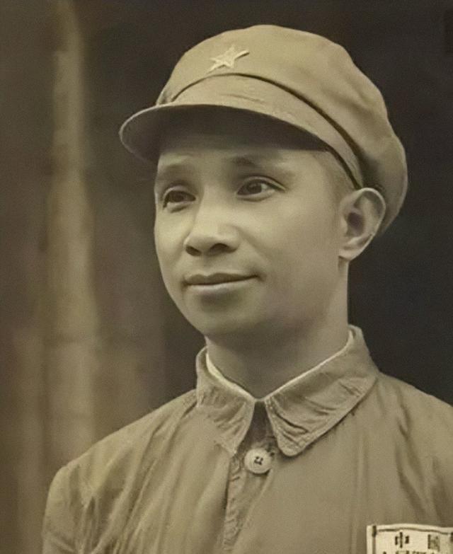 但却更激起了粟裕的强烈反抗,在18岁时没有跟父亲打一声招呼就离家