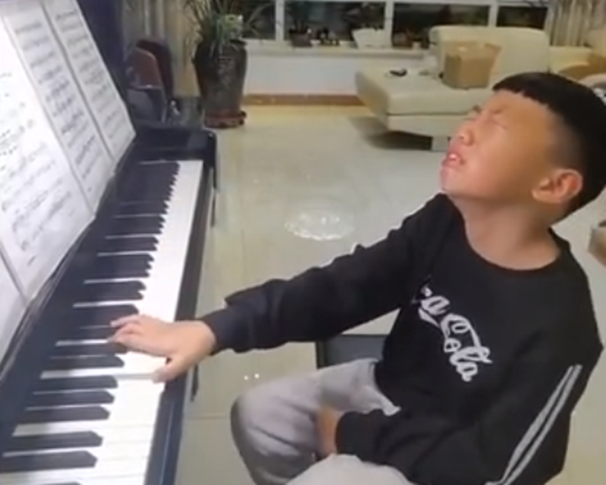 小男孩边弹钢琴边默默流泪火了网友这真的是把自己都感动哭了