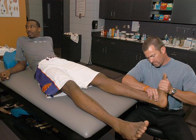 菲尼克斯太阳-马斯-卡特杜兰特小腿拉伤的情况下强行复出,最终导致