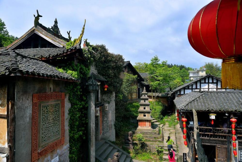 神秘龙隐影视古镇体验川西北坝子民俗风情