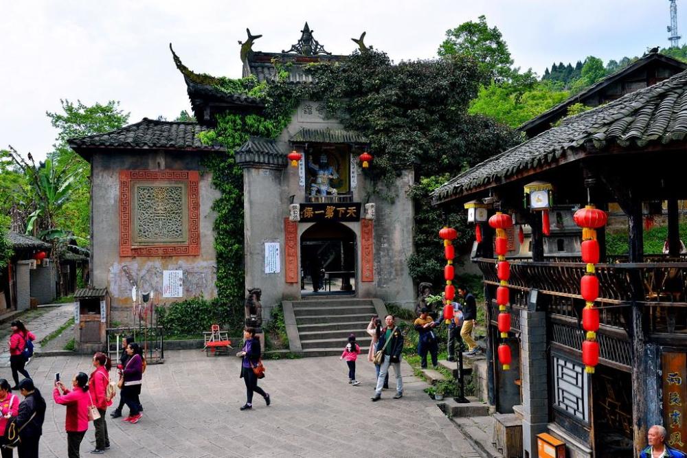 神秘龙隐影视古镇体验川西北坝子民俗风情