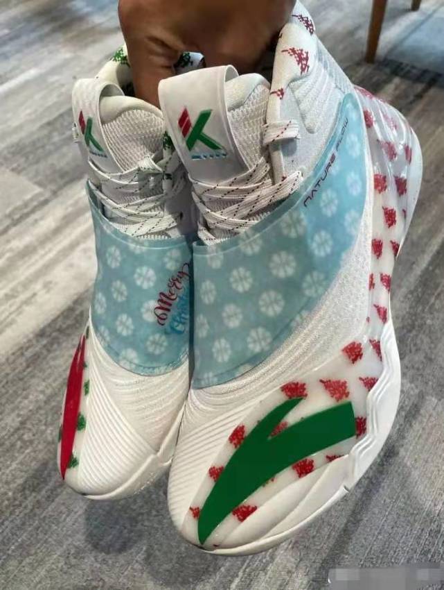 满满的圣诞节节日气息全新安踏kt6圣诞节配色篮球鞋曝光