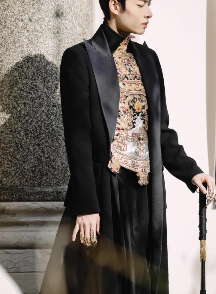 人称"国产金宇彬"的他,曾为盖娅传说走秀,却被抓包蹭秀香奈儿